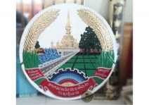 Mẫu quốc huy Lào được làm thủ công mỹ nghệ